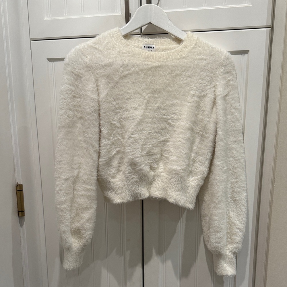 Aritzia (Sunday Best) Women's White Fuzzy Sweater size M.
